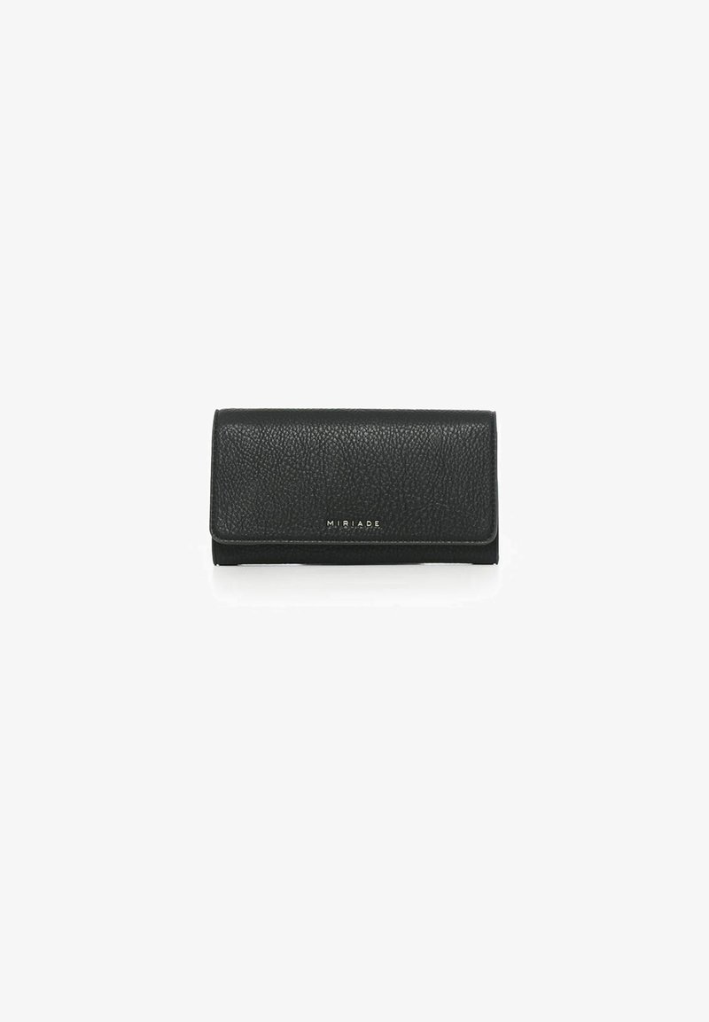 Cartera de cuero negro con superficie texturizada, forma rectangular y un diseño elegante. Presenta un sutil logo en la parte frontal.