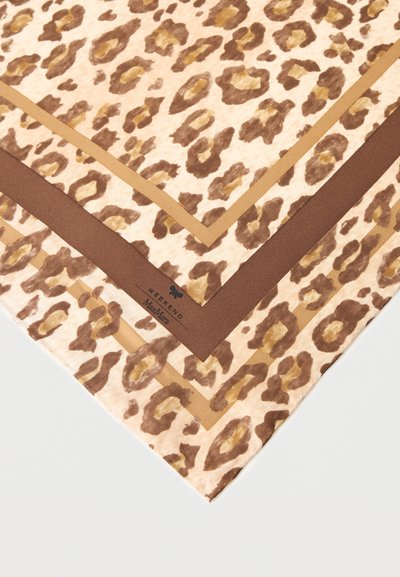 Jedwabny szalik z brązowo-beżowym wzorem w panterkę oraz jednolitym brązowym obramowaniem, z logo „Weekend Max Mara” w jednym rogu.