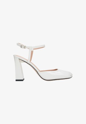Witte sandalen met blokhak van lakleer, voorzien van een vierkante neus, een enkelbandje met gespsluiting en een subtiel zwart accent aan de hakbasis.