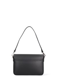 Zwarte leren handtas met een gladde textuur, platte vorm, korte hengsel en een klepsluiting. Beschikt over een strak ontwerp en minimale stiksels.