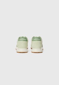 Grønne semskede og mesh sneakers med en tan gummisål. Har "CONVERSE" logoet bagpå. Lavt-top design med snørebåndslukning.