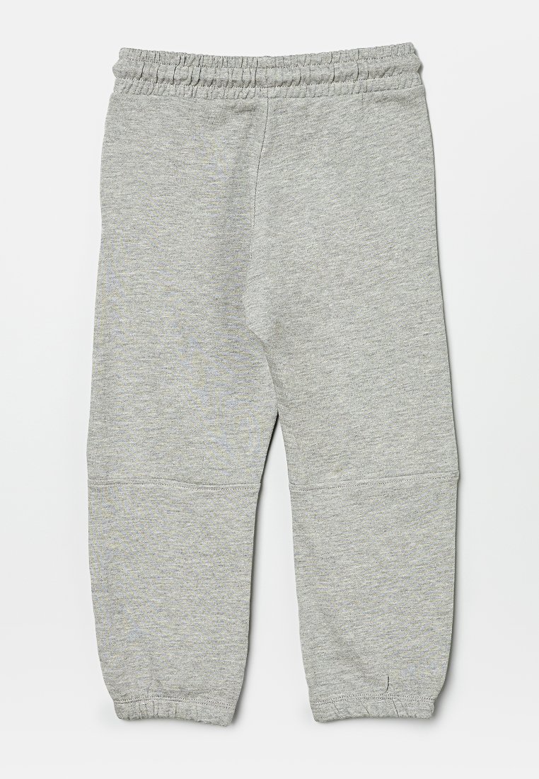 Pantalones deportivos grises hechos de una tela suave y texturizada. Cuentan con una cintura elástica y puños ajustados en los tobillos. Sin bolsillos ni costuras visibles.