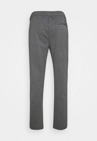 Pantaloni grigi a gamba dritta realizzati in tessuto morbido. Presentano una tasca posteriore e una vita per una vestibilità sicura. Tessuto liscio con dettagli minimi.