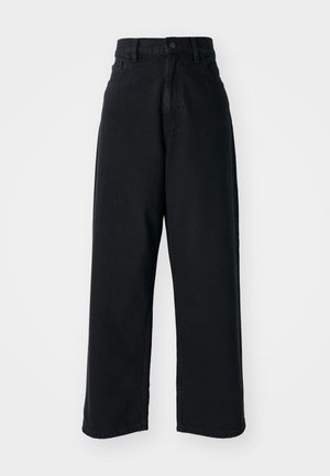 Pantalones de pierna ancha negros de mezclilla. Cuentan con un cierre de botón, trabillas para cinturón y bolsillos frontales con una superficie lisa y ligeramente texturizada.