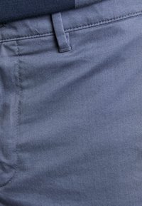 Sukně slim-fit z světle šedé tkaniny, s hladkým povrchem a jemným leskem, s plochým předním dílem a minimalistickým designem pasu.