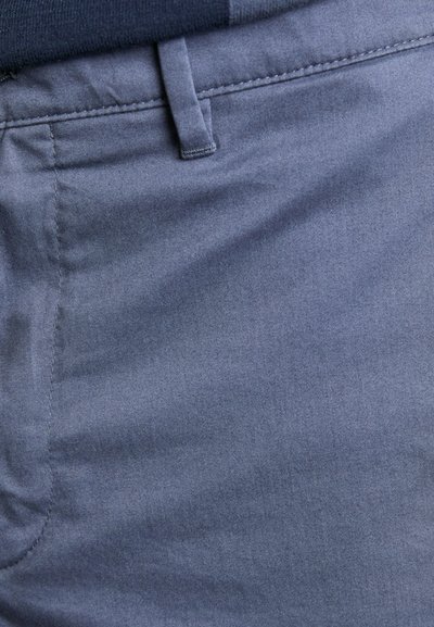 Schmal geschnittene Hose aus hellgrauem Stoff, mit glatter Textur und dezentem Glanz, flachem Vorderteil und minimalistischem Bunddesign.