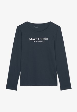 Granatowa koszulka z długim rękawem wykonana z bawełny, z białym nadrukiem "Marc O'Polo EST. W Sztokholmie" na piersi, z okrągłym dekoltem.
