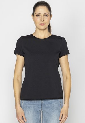 Czarny t-shirt z krótkim rękawem w dopasowanym kroju, wykonany z gładkiego materiału, z okrągłym dekoltem i małym logo przy dolnym brzegu.