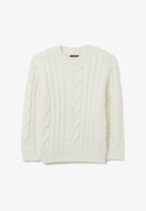 Suéter blanco de punto trenzado con cuello redondo, puños y dobladillo acanalados, con intrincados patrones retorcidos a lo largo de la tela.