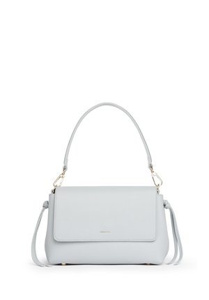 Borsa a tracolla rettangolare in pelle grigio chiaro con chiusura a patta, manico singolo superiore, tracolla removibile e dettagli in metallo color oro.