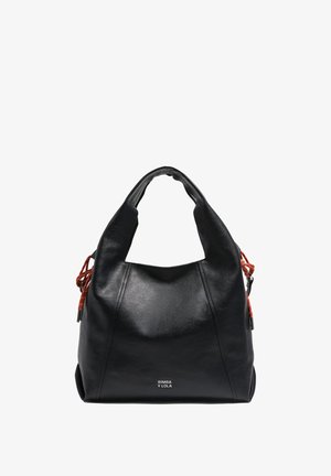 Melna ādas rokassoma ar gludu tekstūru, vaļēju formu un diviem īsiem, apaļiem rokturiem. Tās raksturo sarkani pītas detaļas un logotips apakšā.