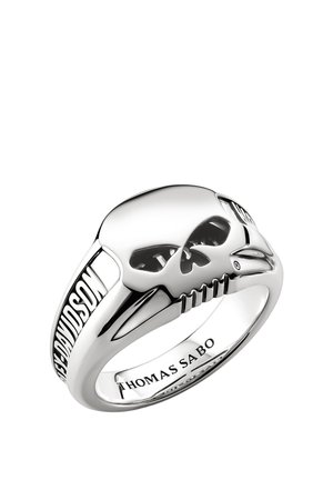 Silberner Ring mit Schädel-Design, auf einer Seite mit „HARLEY DAVIDSON“ graviert und innen mit „THOMAS SABO“.