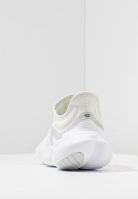 Nike Performance Scarpe da corsa su strada - white
