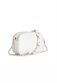 Bílá kožená crossbody taška s obdélníkovým tvarem, dvojitým zipovým uzavřením, zlatým řetízkem a opleteným koženým detailem.