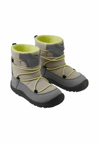 Szare i beżowe zimowe buty z neonowożółtym wyściółką i sznurowadłami, czarne podeszwy, wysoki krój na kostkę oraz teksturowana powierzchnia podeszew.