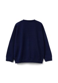 Námořnicky modrý dlouhý svetr z pleteniny s žebrovaným lemem, manžetami a kulatým výstřihem, zobrazený zezadu na bílém pozadí.