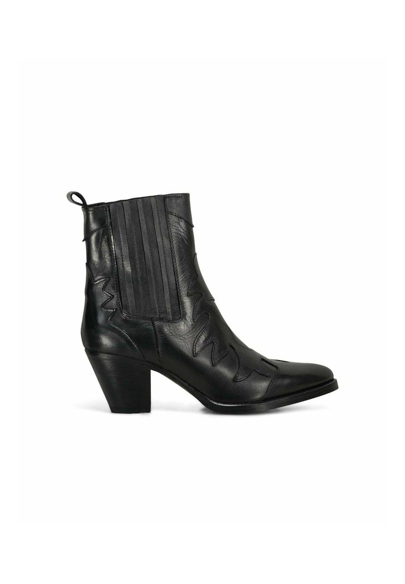 Stivale ankle in pelle nera con punta affusolata, dettagli testurizzati e accenti a coste verticali sulla gamba. Presenta un tacco spesso.