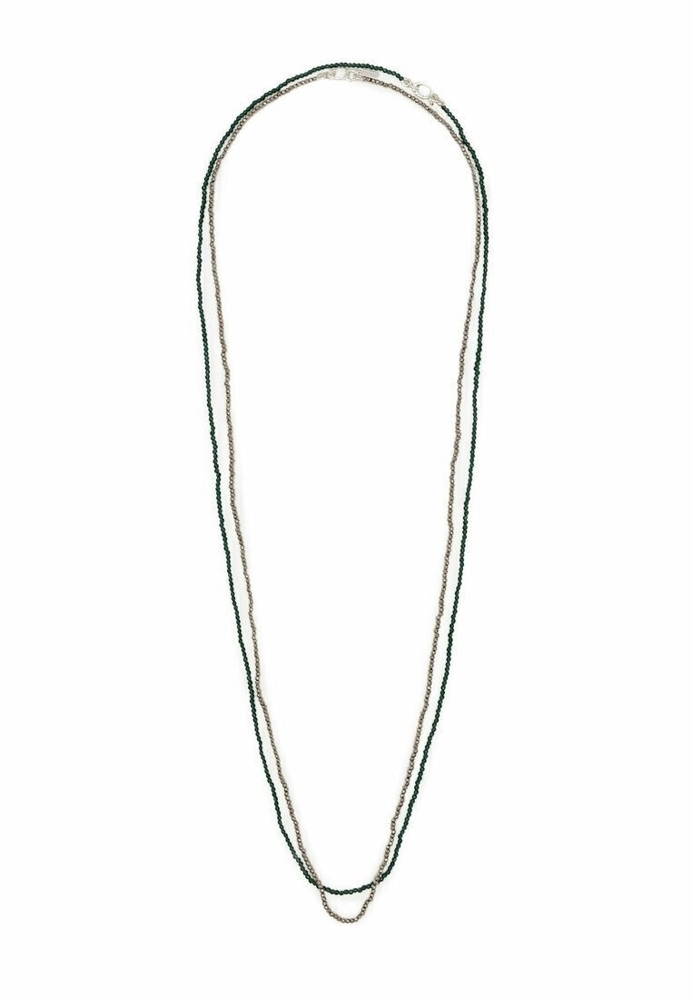 Collier à double rang avec une fine chaîne en argent et une fine chaîne de petites perles vertes, fermoir en argent.