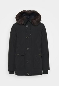 Černá parka s kapucí z umělé kožešiny, zapínání na knoflíky a zip, dvě přední kapsy, nastavitelný stahovací pás a žebrované manžety.