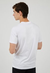 Ben Sherman SIGNATURE LOGO - Print T-shirt - white