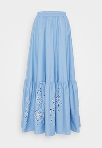 Ljusblå lång kjol med ett samlat mönster, prydd med broderade vita blommor och elastisk midja. Tillverkad av bomullstyg.