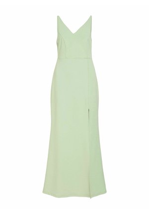 Robe maxi vert clair sans manches avec encolure en V et fente à l'avant sur fond blanc uni.