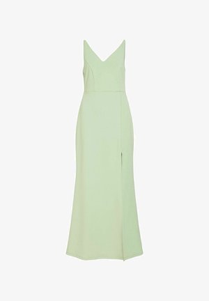 Robe maxi vert clair sans manches avec encolure en V et fente à l'avant sur fond blanc uni.