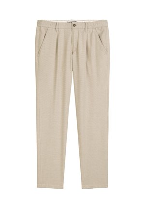 Pantalons beiges ajustés avec des plis frontaux, des poches latérales, des passants de ceinture et une fermeture à bouton.