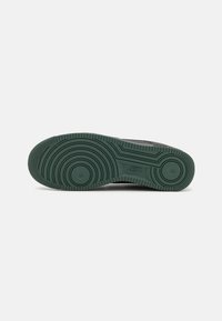 Nike Sportswear AIR FORCE 1 '07 - Tenisky - black/vintage green