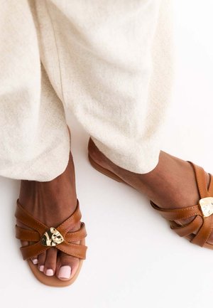 New Look HAMMERED HARDWARE FLAT  - Pantolette flach - tan
