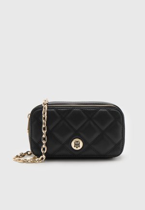 Cartera negra de piel sintética acolchada con cremallera dorada y correa de cadena; presenta un emblema de logo dorado en la parte frontal.