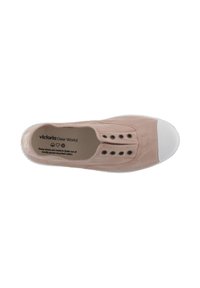 Zapatilla de lona rosa sin cordones con punta de goma blanca, que presenta agujeros de ventilación en los laterales y una plantilla texturizada con la marca del fabricante.