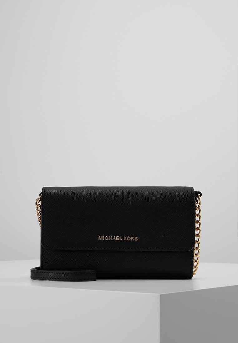 Bolso bandolera de cuero negro con una correa de cadena dorada, que presenta un cierre de solapa y un logo grabado en la parte frontal. Forma rectangular estructurada.