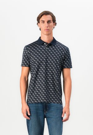 Polo de color marino con un patrón geométrico blanco, mangas cortas y un cuello oscuro. Fabricado con tejido transpirable, que muestra un estilo ajustado.
