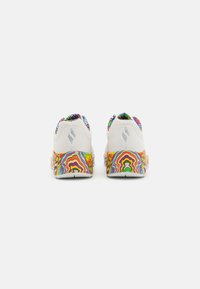 Zapatillas deportivas blancas con patrones abstractos coloridos en los talones, que presentan un acabado texturizado y cuellos acolchados para mayor comodidad.