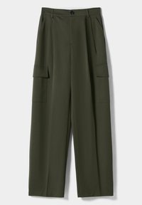 Olivgrön vida byxor i slätt tyg, med två sidofickor och två cargofickor på låren. Ren, minimalistisk design.