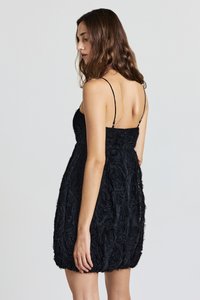 Schwarzes ärmelloses Kleid mit einem strukturierten Oberteil und floraler Textur, ausgestattet mit einem kurzen, ausgestellten Rock und dünnen verstellbaren Trägern.