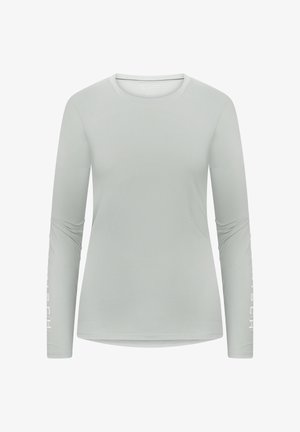 Camisa de manga larga gris claro hecha de una tela suave y elástica. Presenta un escote redondo y texto impreso a lo largo de la manga izquierda.