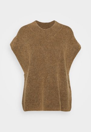 Pull sans manches marron en tricot avec un col rond et une coupe ample et carrée sur un fond uni.