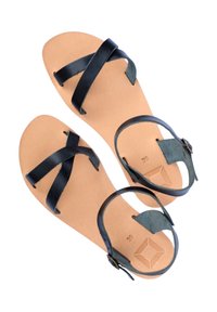 Zwarte leren sandalen met kruislings banden, een tan leren voetbed en een verstelbare enkelband, maat 39. Gladde oppervlakte met minimale details.
