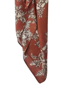 Sciarpa floreale marrone con motivi botanici grigio chiaro, realizzata in un tessuto morbido con una texture liscia e punte appuntite per un aspetto drappeggiato.