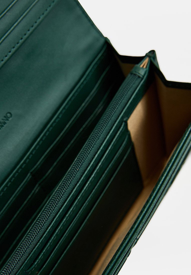 Dunkelgrünes Lederportemonnaie mit mehreren Kartenfächern, einem Reißverschlussfach und einer glatten Innenauskleidung in Beige. Sauberes Design und strukturierte Form.