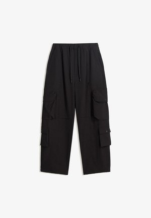 Schwarze Cargohose mit elastischem Bund, verstellbarem Kordelzug und mehreren Klappentaschen an beiden Beinen, flach auf weißem Hintergrund präsentiert.