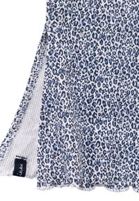 Top van stof met luipaardprint in een mix van blauw, grijs en wit, met een rauwe zoom en zij-split detail. Etiket zichtbaar aan de linkerkant.