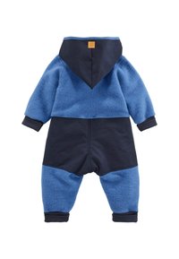 Blauwe fleece eendelige pak met een capuchon. Heeft een tweekleurig ontwerp: lichter blauw aan de bovenkant, donkerder blauw aan de onderkant, ribbelmanchetten en een logo label.