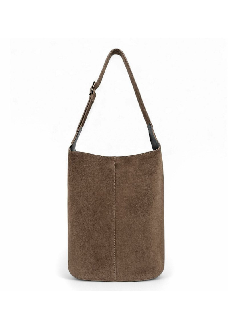 Sac seau en daim marron avec une seule bandoulière, présentant une texture lisse et un design minimaliste avec une couture verticale centrée.