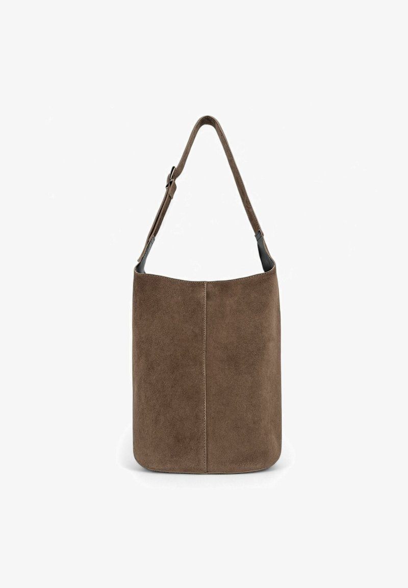 Sac seau en daim marron avec une seule bandoulière, présentant une texture lisse et un design minimaliste avec une couture verticale centrée.
