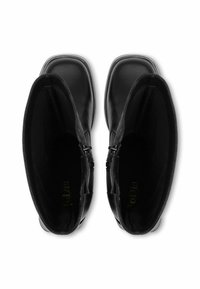 Fekete bokacsizma sima bőrből, lekerekített orral, belső béléssel, dupla oldalsó cipzárral, és diszkrét logóval a belső részén.