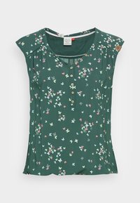 Camisola verde de manga curta com um estampado de borboleta em rosa, branco e amarelo. Tem um decote redondo com acabamentos em botão de madeira.