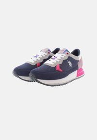 Marineblaue und graue Sportschuhe mit einem Obermaterial aus Netzgewebe, weißen Schnürsenkeln und pinken Akzenten an den Seiten und der Ferse, sowie einer strukturierten Gummisohle.
